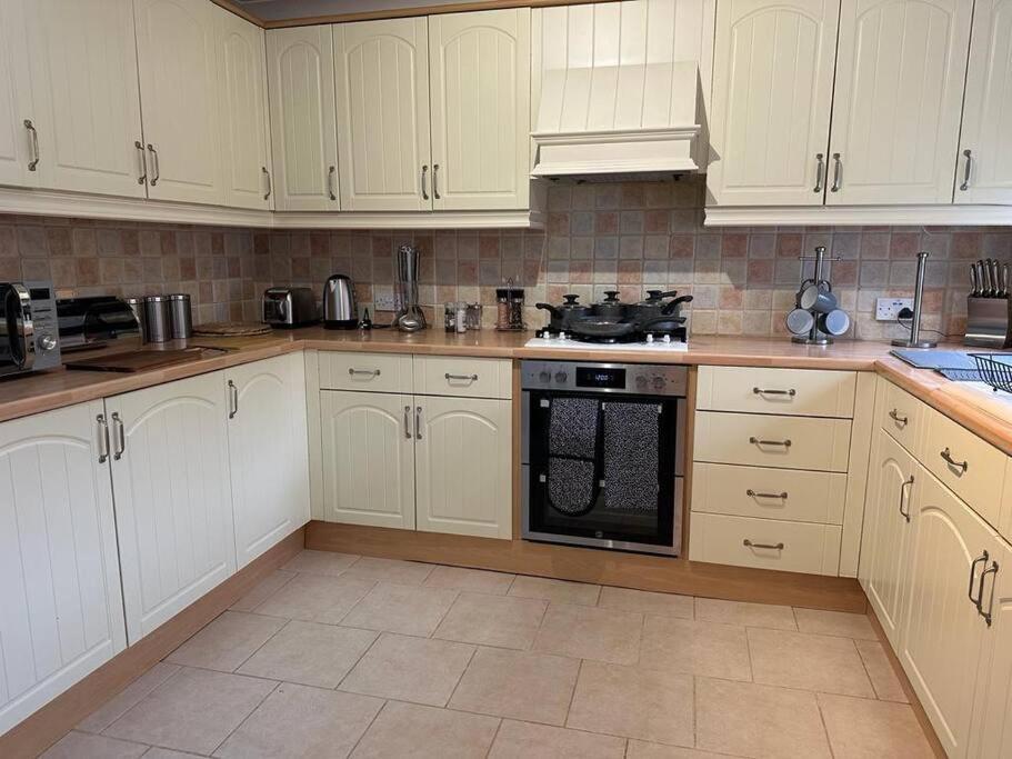 Tennyson House - 3 Bedroom House For Families, Business Travellers, Contractors, Free Parking & Wifi, Nice Garden Royal Wootton Bassett Exterior foto